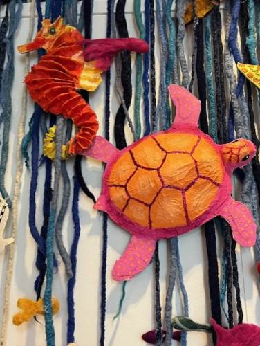 Småtrinnet har fingerheklet havet. Mellomtrinnet og ungdomstrinnet har laget alle skapningene i havet. 